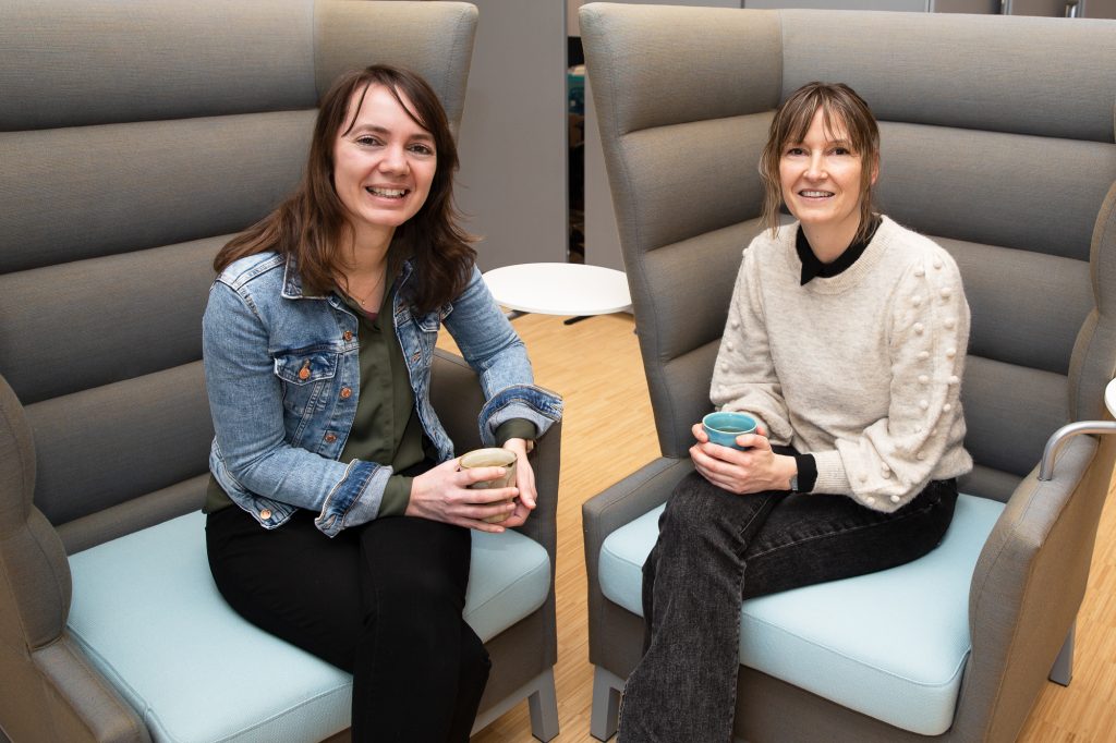 twee vrouwen in gesprek bij Eddee Zorggroep