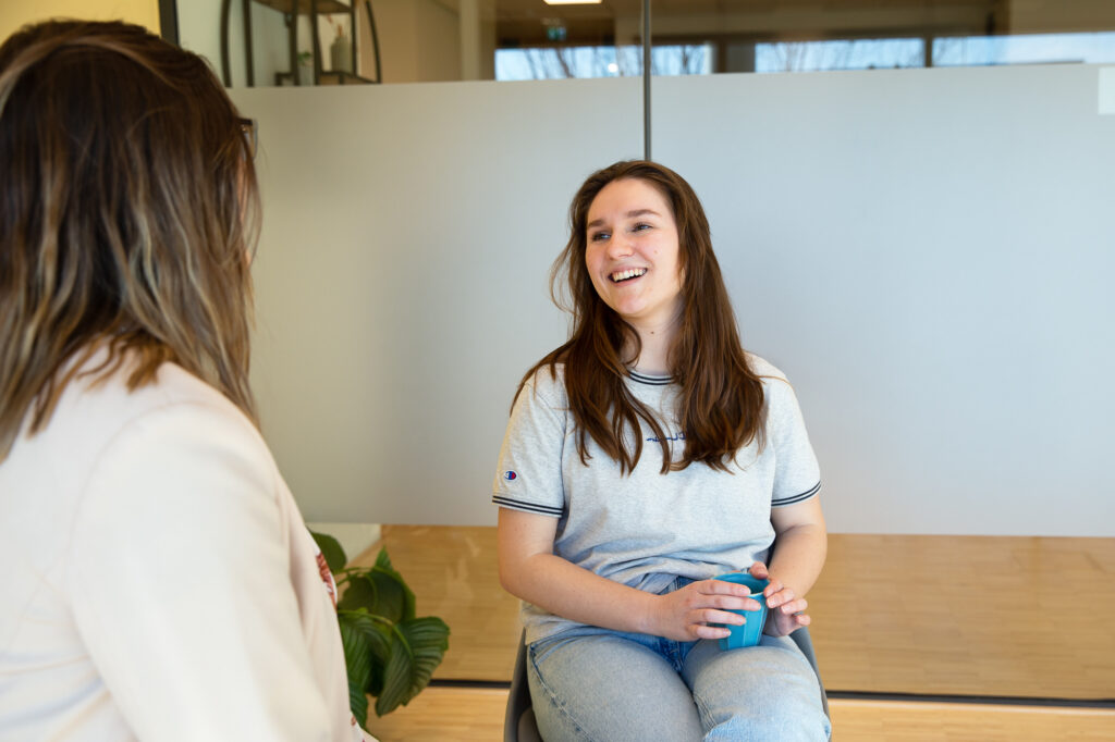 Jonge vrouw in gesprek bij Eddee Zorggroep
