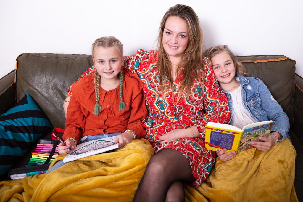 Eddee helpt kinderen, jongeren en volwassenen, zoals deze moeder met haar dochters. Bekijk de praktische informatie, zoals werkgebied en wachttijden.