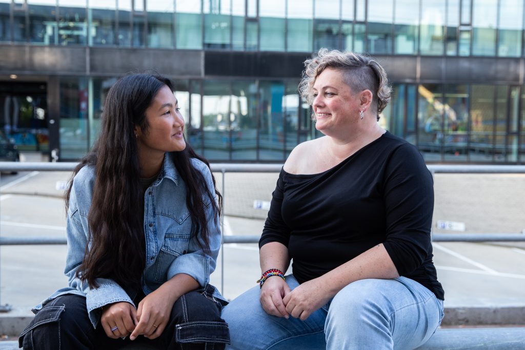 Tienermeisje praat met begeleider