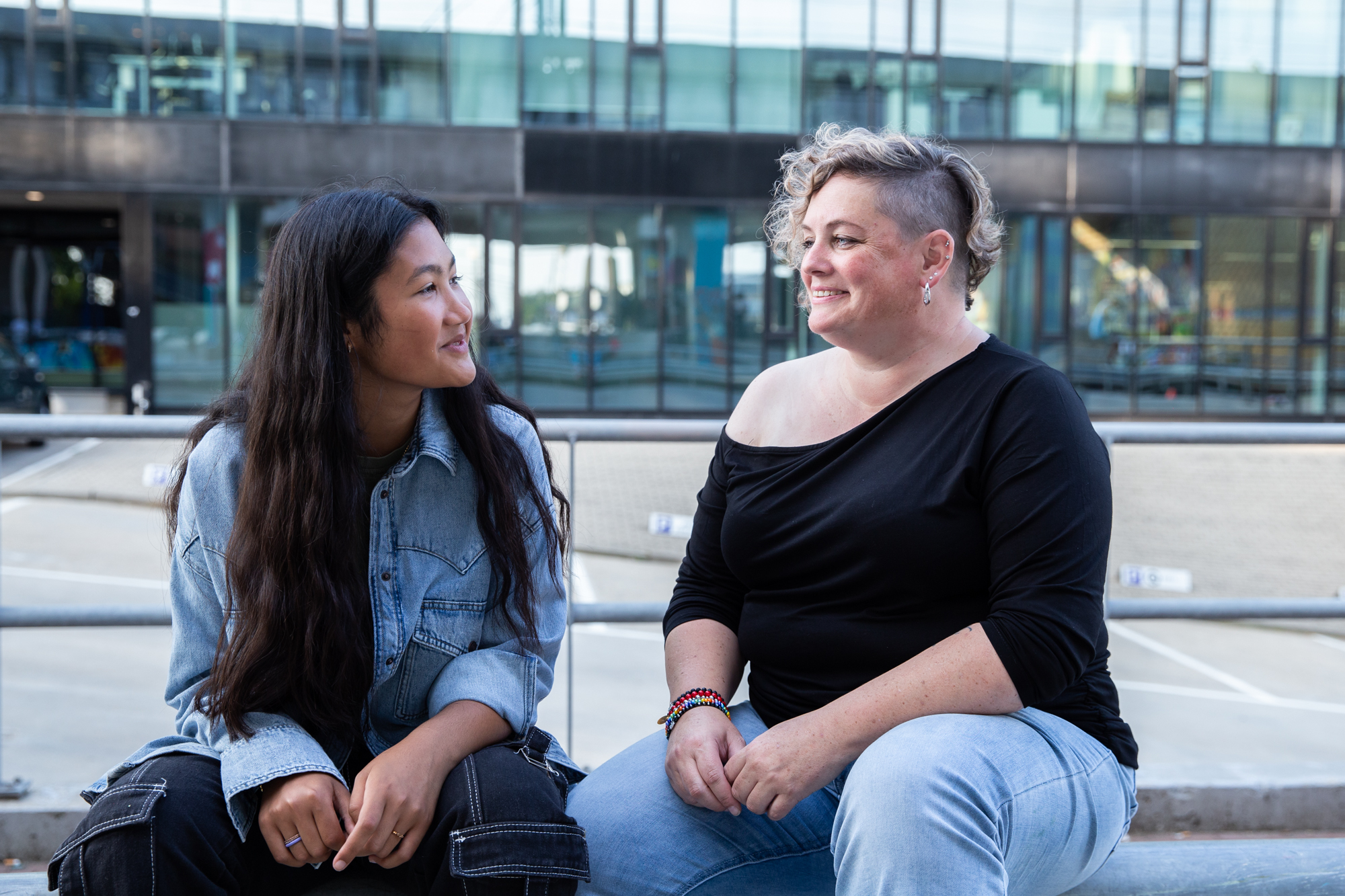 Tienermeisje praat met begeleider