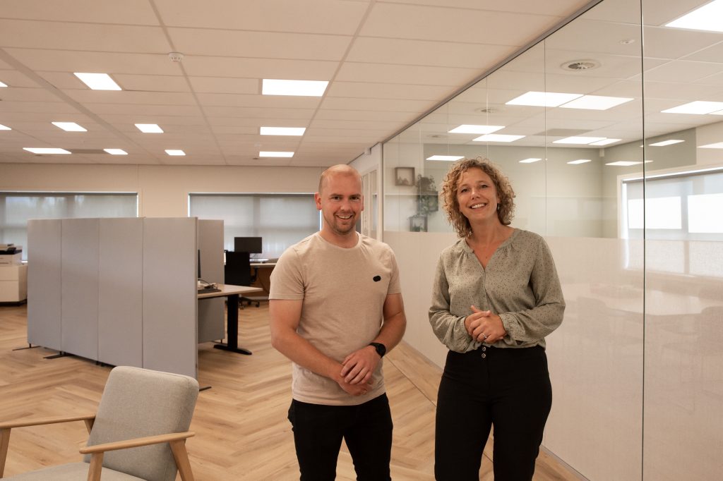 Twee zorgverleners die werken bij Eddee Zorggroep
