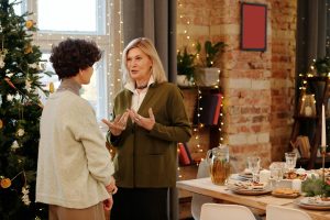 twee vrouwen praten hoe je monter blijft tijdens kerst