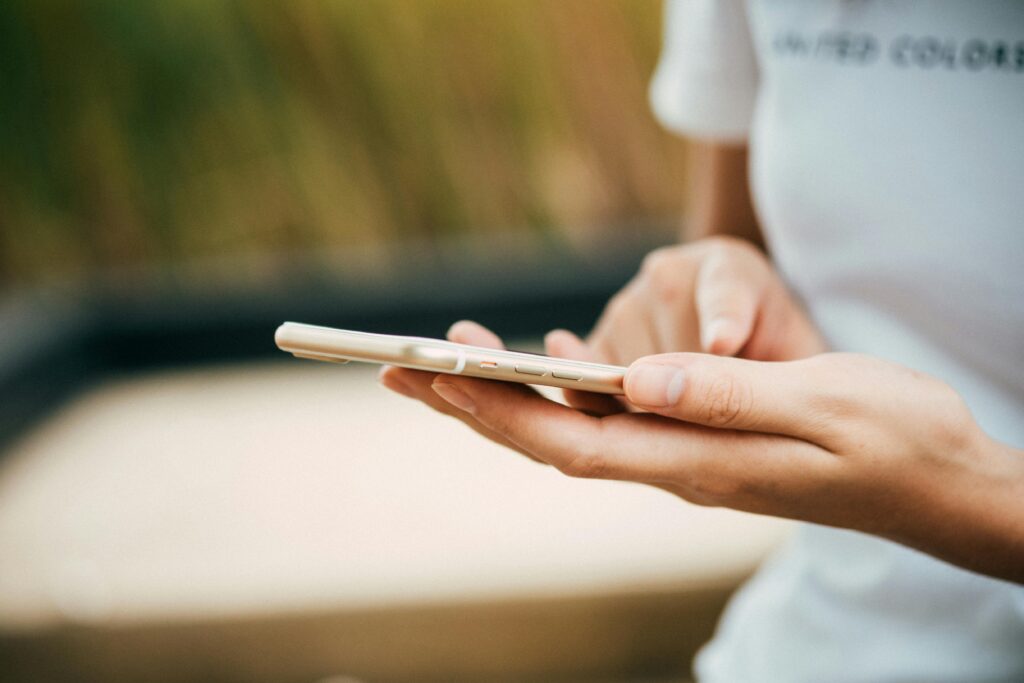 hand met telefoon