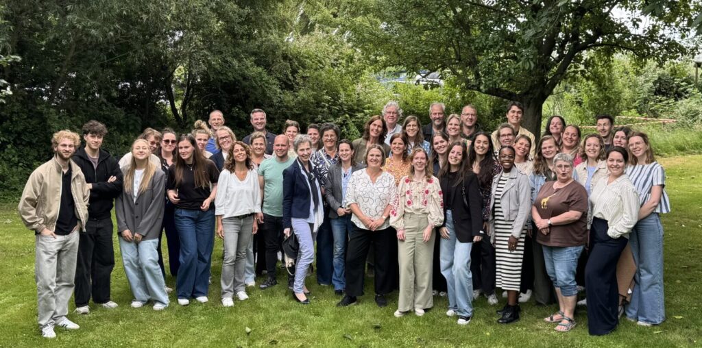 Groepsfoto van alle Eddee collega's 2026
